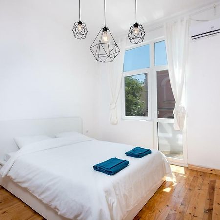 The White Apartment - Bogoridi Main Street Burgas Exteriör bild