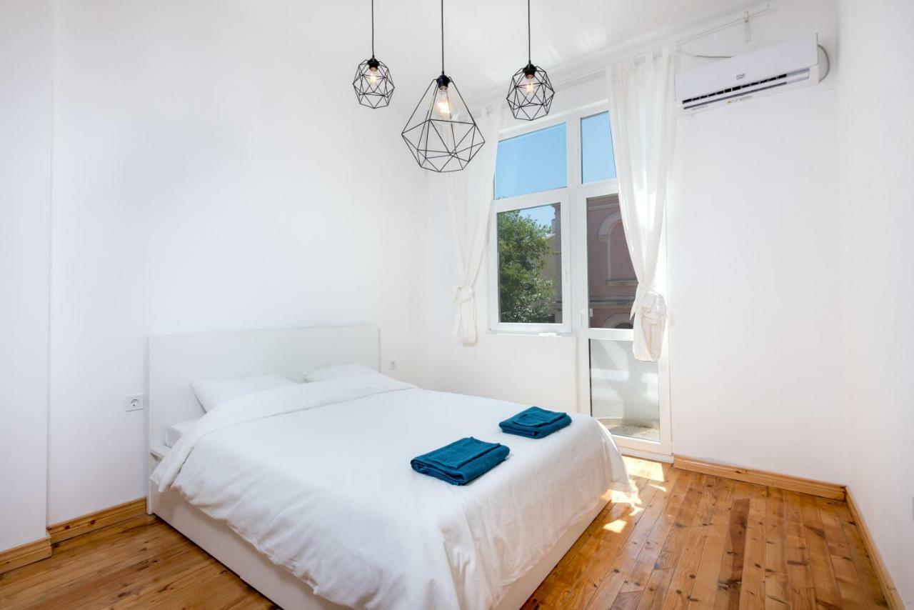 The White Apartment - Bogoridi Main Street Burgas Exteriör bild